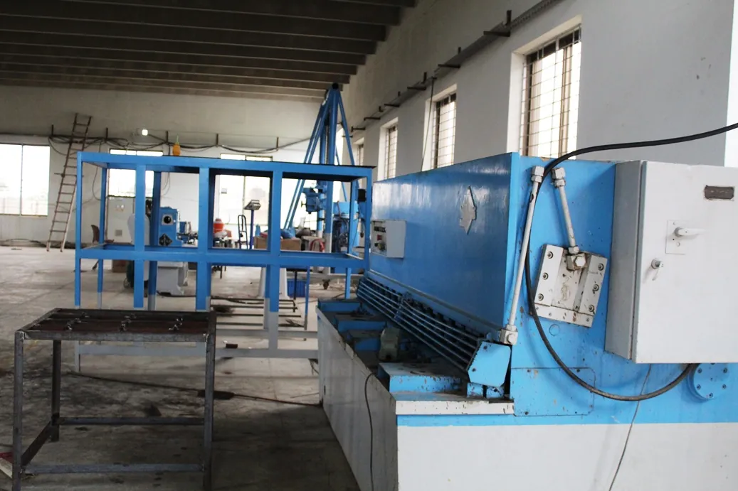 Hydraulic sheet shearing machine for precise sheet metal preparation